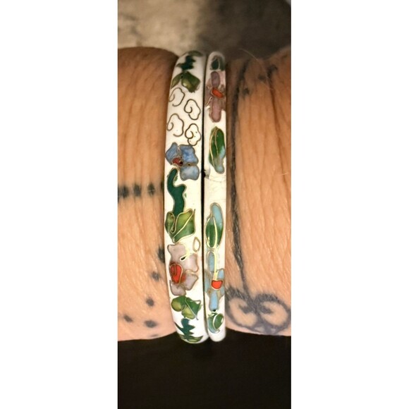 Vintage White Cloisonné Enamel Over Gold Flower Design Bangle Bracelet Set of 2 - Picture 1 of 9
